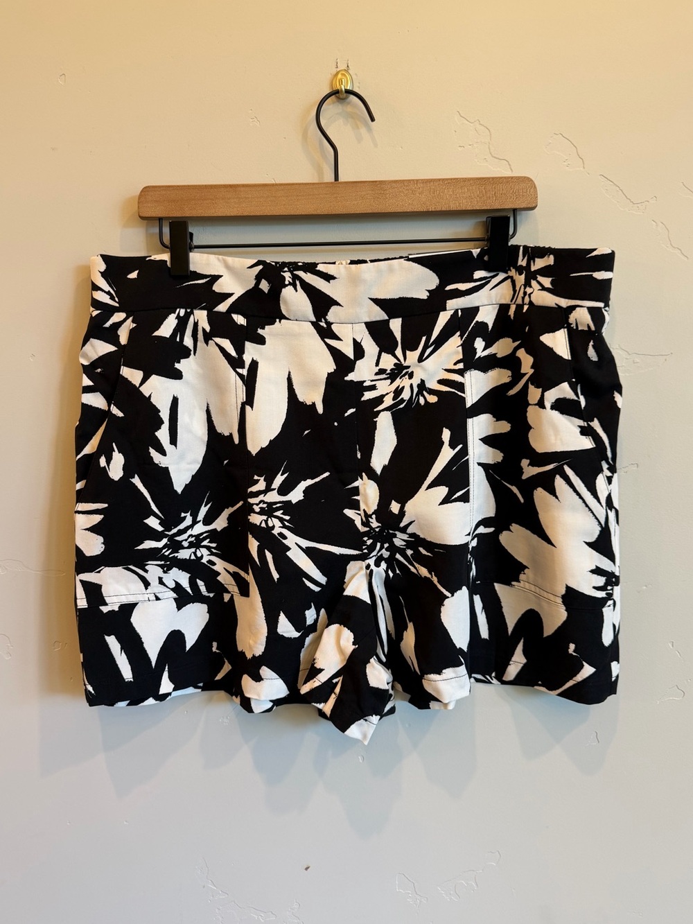 NINE WEST Black & White Elastic Waistband Dress Shorts